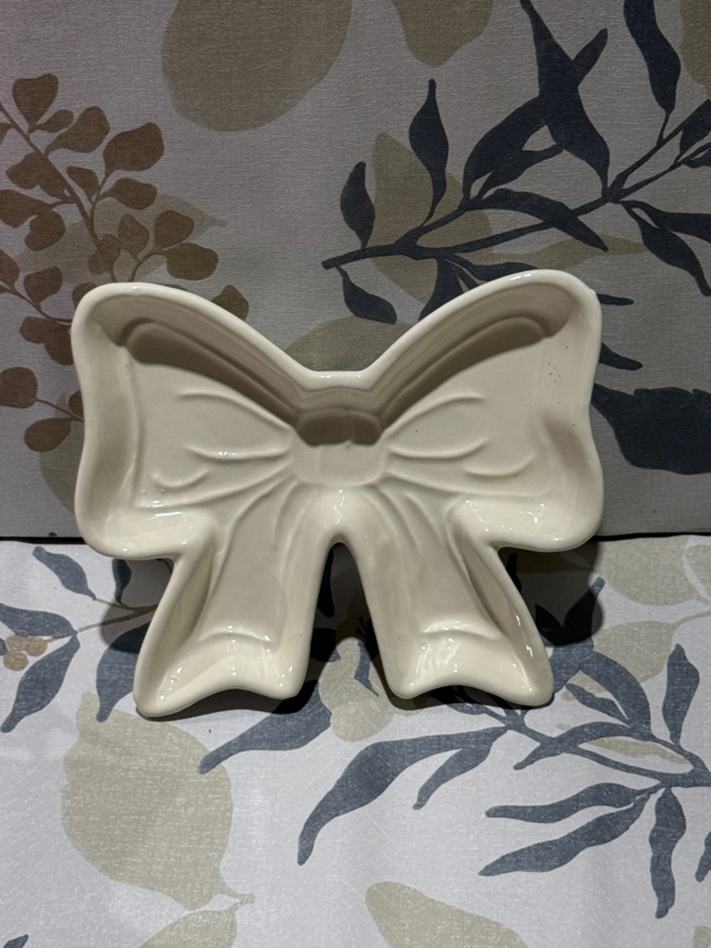 Ceramic Bow-Shaped Trinket Dish - white